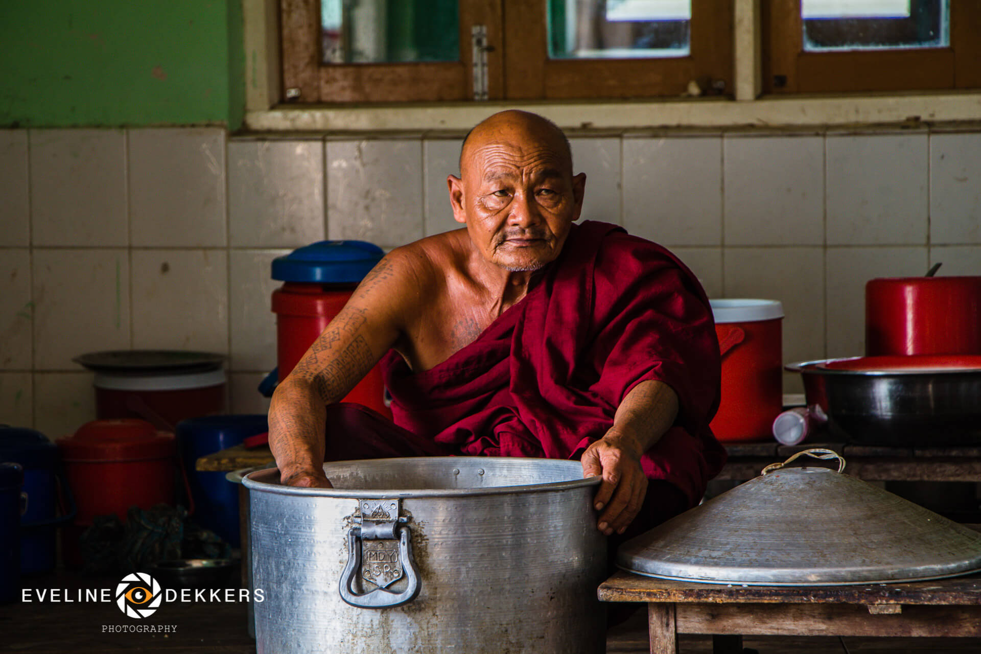 monk-lunch-myanmar